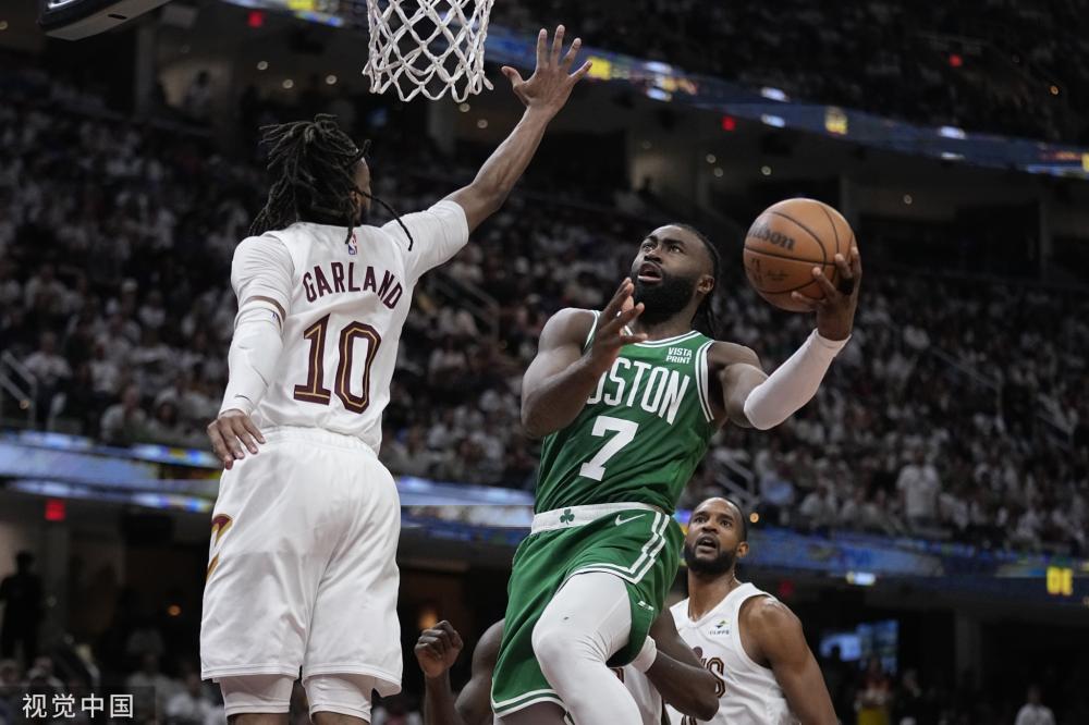 示着乒乓球 示着乒乓球